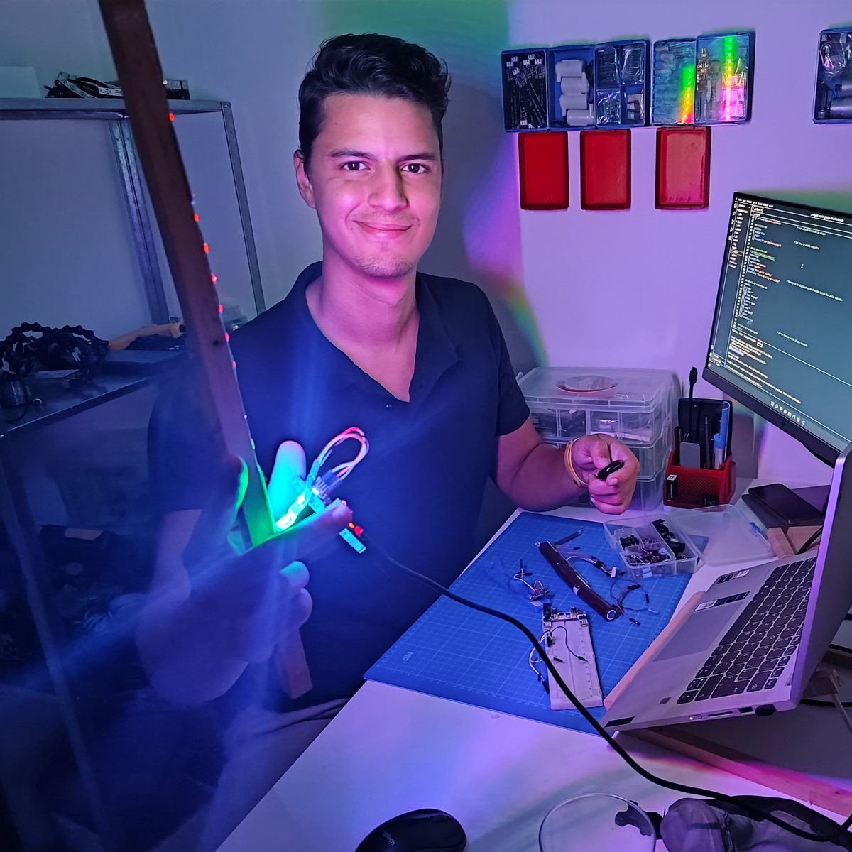 Oqueber en su taller con una tira de LEDs encendida